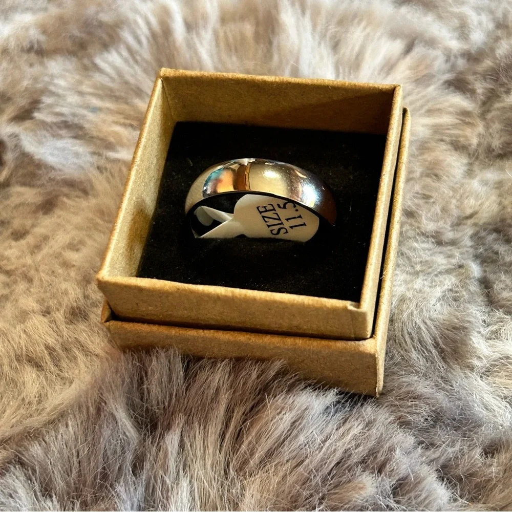 Men’s 6mm polished Titanium comfort band wedding ring NIB 11.5